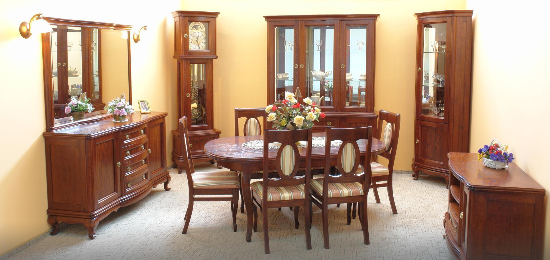 Slajd #2 salon z kolorowymi obrazami na ścianach